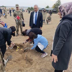 Elazığ 8. Kolordu Komutanlığı'nın 11 Kasım Milli Ağaçlandırma Günü kapsamında düzenlemiş oldukları fidan dikme etkinliğine İl Müdürümüz Ömer Faruk ERGÜN, kıymetli çocuklarımız ile birlikte katılım sağladı. - fotoğraf 13