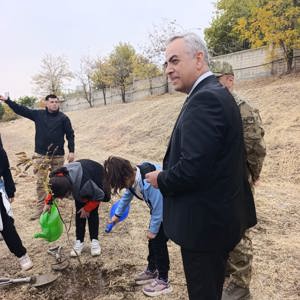 Elazığ 8. Kolordu Komutanlığı'nın 11 Kasım Milli Ağaçlandırma Günü kapsamında düzenlemiş oldukları fidan dikme etkinliğine İl Müdürümüz Ömer Faruk ERGÜN, kıymetli çocuklarımız ile birlikte katılım sağladı. - fotoğraf 14