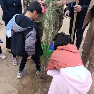 Elazığ 8. Kolordu Komutanlığı'nın 11 Kasım Milli Ağaçlandırma Günü kapsamında düzenlemiş oldukları fidan dikme etkinliğine İl Müdürümüz Ömer Faruk ERGÜN, kıymetli çocuklarımız ile birlikte katılım sağladı. - fotoğraf 16