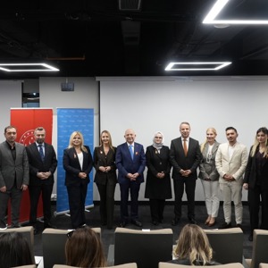 25 Kasım Kadına Yönelik Şiddete Karşı Uluslararası Mücadele Günü Kapsamında ‘Ailemiz: Şiddetsiz Geleceğimiz’ Temalı Sempozyum Gerçekleştirildi - fotoğraf 3