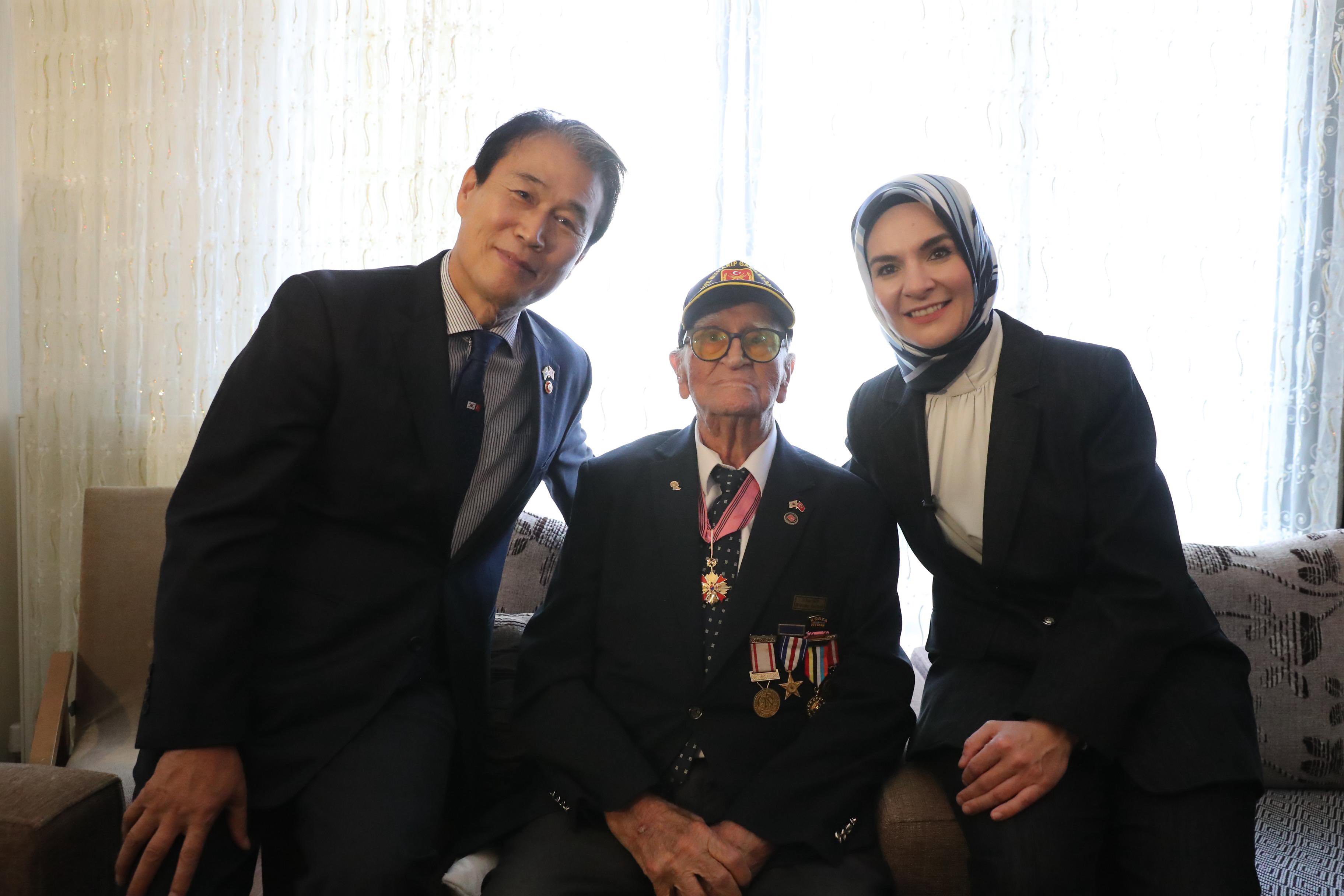Bakanımız Sayın Mahinur Özdemir Göktaş’tan Kahraman Kore Gazimize Anlamlı Ziyaret - fotoğraf 1
