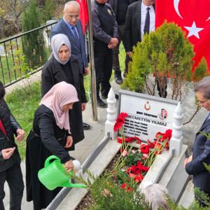 24 Kasım Öğretmenler Günü vesilesiyle Şehit Öğretmen Necmettin Yılmaz'ın kabri ziyaret edildi! - fotoğraf 2