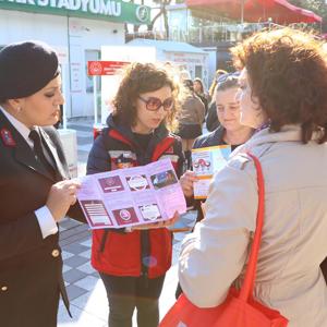 25 Kasım Kadına Yönelik Şiddete Karşı Uluslararası Mücadele Günü kapsamında Kırklareli’nde farkındalık çalışmaları, tüm paydaş kurumların güç birliğiyle gerçekleştirildi. - fotoğraf 5