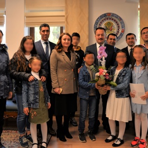 20 Kasım Dünya Çocuk Hakları Günü Münasebetiyle Valimiz Bilal ŞENTÜRK Makamında Ziyaret Edildi - fotoğraf 1