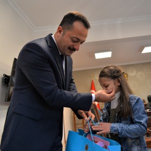 20 Kasım Dünya Çocuk Hakları Günü Münasebetiyle Valimiz Bilal ŞENTÜRK Makamında Ziyaret Edildi - fotoğraf 3