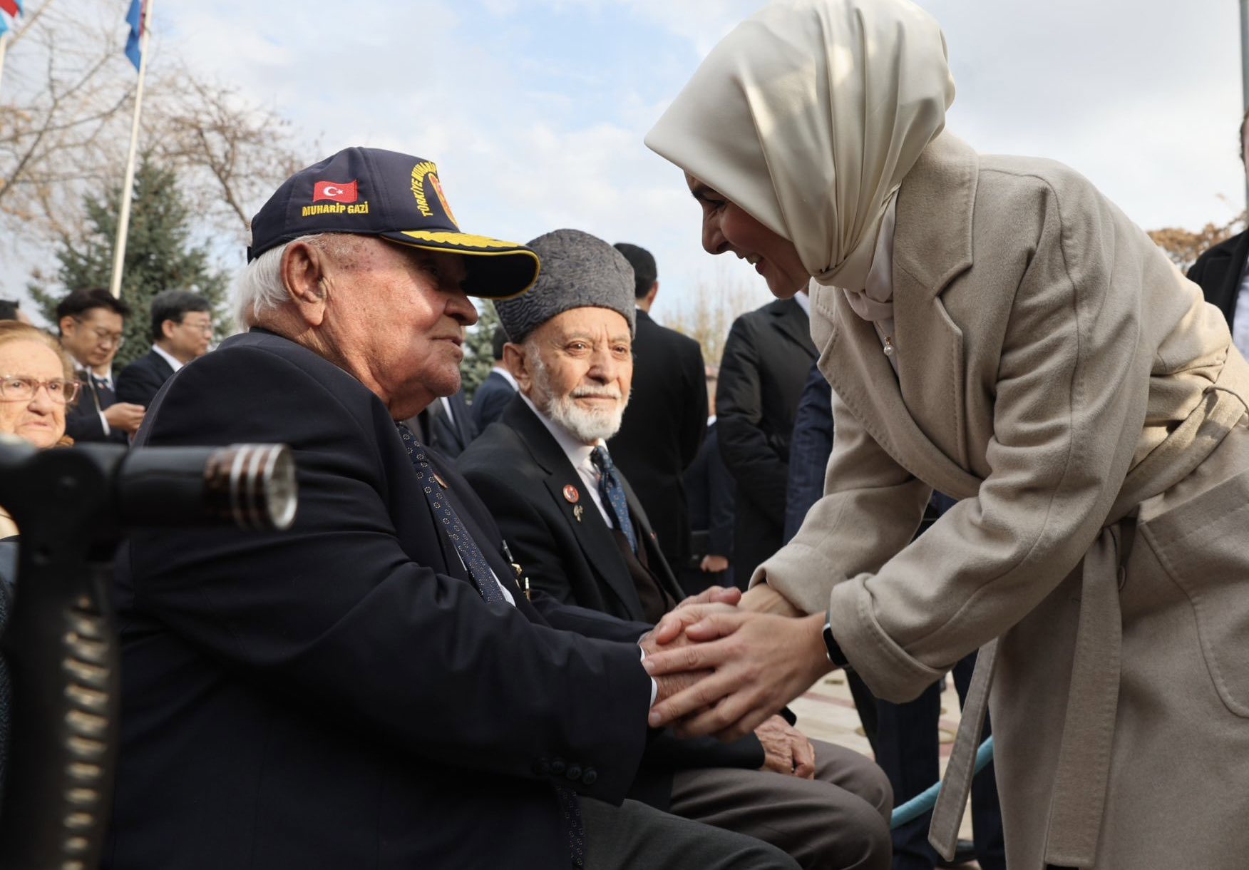 Aile ve Sosyal Hizmetler Bakanımız Sayın Mahinur Özdemir Göktaş, Güney Kore Devlet Başkanı Sayın Lee Jae Myung ile birlikte Kore’de Savaşan Türkler Anıtı’nı, Kore’de görev yapan Kahraman Gazilerimizle beraber ziyaret etti. - fotoğraf 1