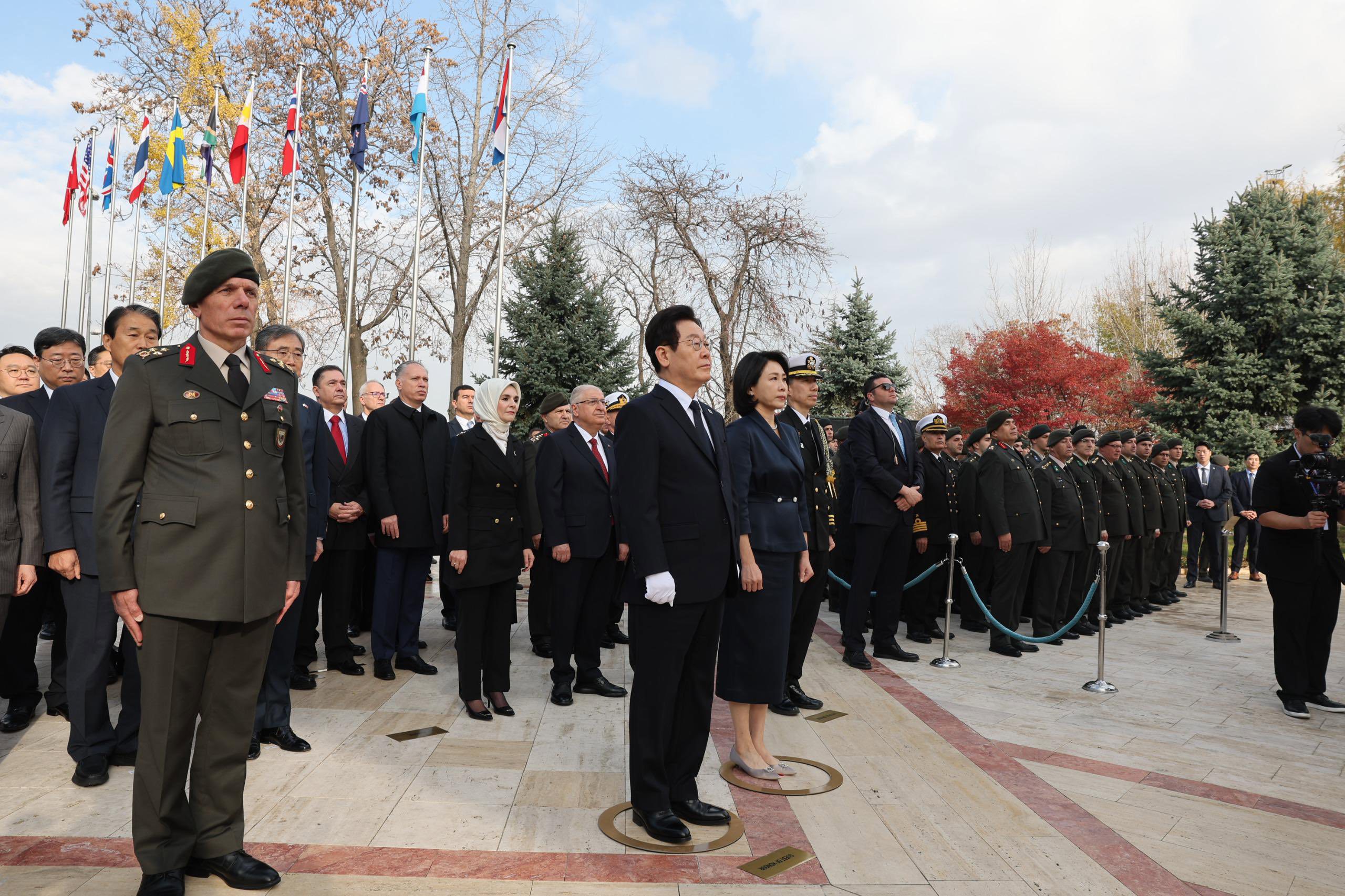 Aile ve Sosyal Hizmetler Bakanımız Sayın Mahinur Özdemir Göktaş, Güney Kore Devlet Başkanı Sayın Lee Jae Myung ile birlikte Kore’de Savaşan Türkler Anıtı’nı, Kore’de görev yapan Kahraman Gazilerimizle beraber ziyaret etti. - fotoğraf 3