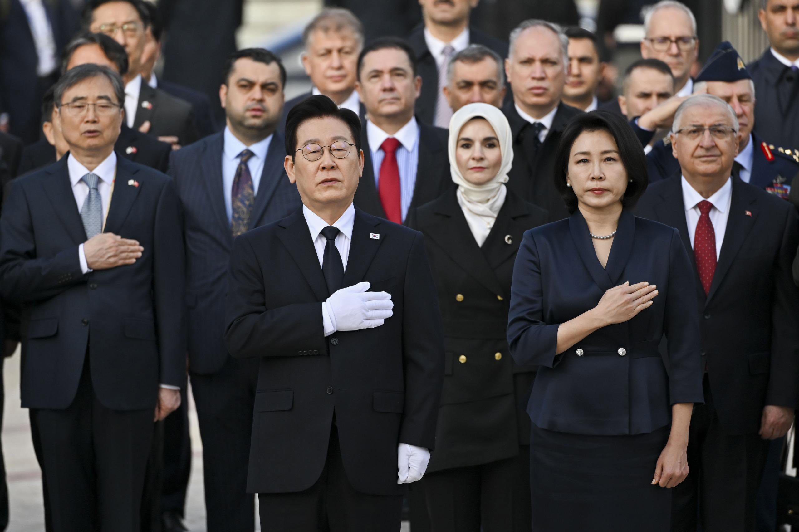 Aile ve Sosyal Hizmetler Bakanımız Sayın Mahinur Özdemir Göktaş, Güney Kore Devlet Başkanı Sayın Lee Jae Myung ile birlikte Kore’de Savaşan Türkler Anıtı’nı, Kore’de görev yapan Kahraman Gazilerimizle beraber ziyaret etti. - fotoğraf 4
