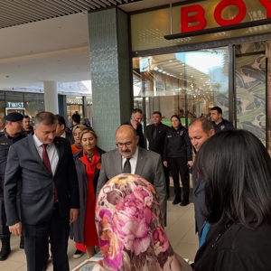 Vali İsmail USTAOĞLU ve İl Protokolümüzden 25 Kasım Kadına Yönelik Şiddetle Mücadele İçin Farkındalık Standına Ziyaret - fotoğraf 10