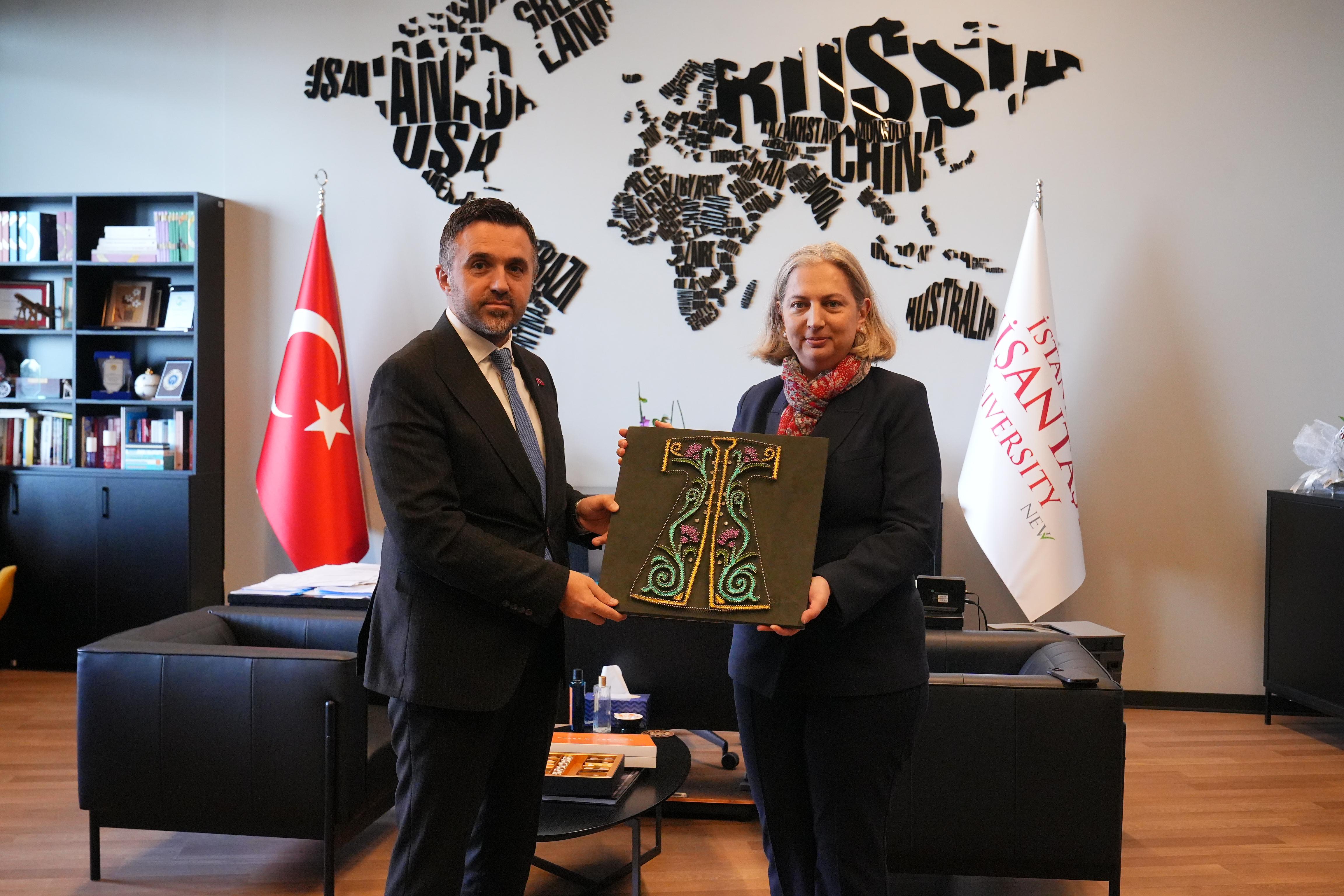 İl Müdürümüz Sn. Ömer TURAN, Nişantaşı Üniversitesi Rektörü Prof. Dr. Sn. Ayşegül KOMSUOĞLU ÇITIPITIOĞLU’nu Makamında Ziyaret Etmiştir