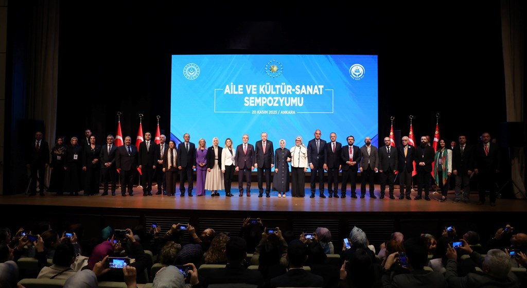 Cumhurbaşkanı Erdoğan ve Aile ve Sosyal Hizmetler Bakanımız Göktaş, “Aile ve Kültür-Sanat Sempozyumu“ kapanış oturumuna katıldı