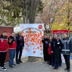 Psikoloji Öğrencileri 25 Kasım’da Sahada: “Kadına Yönelik Şiddete DUR” Etkinliğine Destek Verdiler - fotoğraf 2
