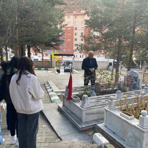 Gümüşhane Üniversitesi öğrencileri ile şehitlerimizin kabrini ziyaret ettik! - fotoğraf 4