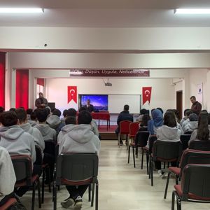 Vatan ve Kahramanlık Buluşmaları: Kıbrıs Gazimiz Medeni Solmaz Öğrencilerle Bir Arada - fotoğraf 3