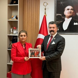 Emniyet Teşkilatı Vazife Malulü ve Şehit Aileleri Vakfı Balıkesir İl Başkanı Sayın Volkan HEDEF, İl Müdürümüz Sayın Emine BÖÇKÜN'e Ziyaret Gerçekleştirdi - fotoğraf 2