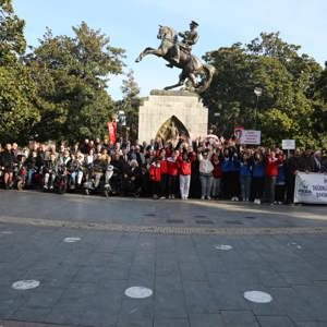3 Aralık Dünya Engelliler Günü’nde Samsun’da Farkındalık Yürüyüşü ve Anma Töreni Gerçekleştirildi - fotoğraf 22