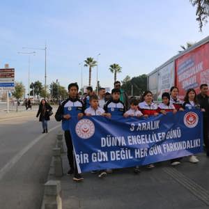3 Aralık Dünya Engelliler Günü’nde Samsun’da Farkındalık Yürüyüşü ve Anma Töreni Gerçekleştirildi - fotoğraf 33