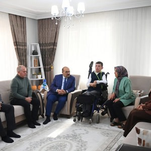 Valimiz Sayın İsmail USTAOĞLU ve Beraberindeki Heyet 3 Aralık Dünya Engelliler Günü Vesilesiyle Hane Ziyareti Gerçekleştirdi - fotoğraf 3
