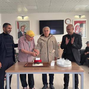 Doğan Güneşe Benzeyip Etrafındaki Karanlıklara Meydan Okuyan Kişi Öğretmendir - fotoğraf 1