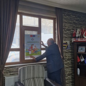 İlimizde Koruyucu Aile Hizmetinin Tanıtılmasına Yönelik Afiş ve Broşürler Asıldı - fotoğraf 1