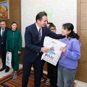 3 Aralık Dünya Engelliler Günü kapsamında özel öğrencilerimiz, Valimiz Sayın Ahmet Karakaya’yı makamında ziyaret ettiler - fotoğraf 2