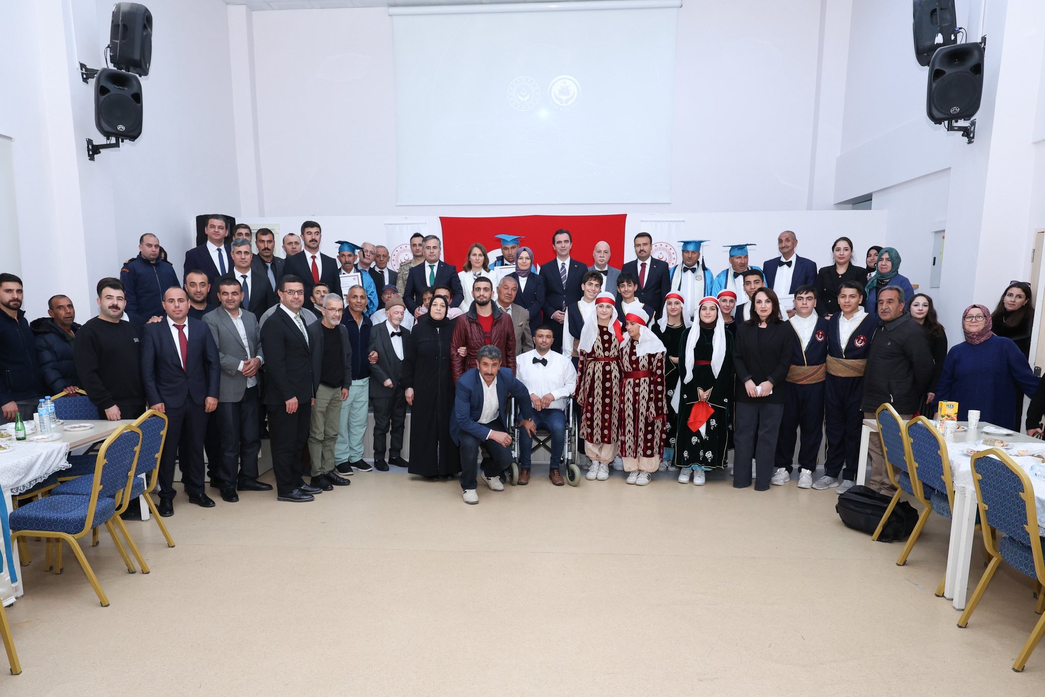 Valimiz Sayın Ahmet Karakaya ve eşi Özlem Karakaya Hanımefendi, 3 Aralık Dünya Engelliler Günü dolayısıyla İl Müdürlüğümüze bağlı Ahlat Engelsiz Yaşam Bakım Rehabilitasyon ve Aile Danışma Merkezi Müdürlüğümüzde düzenlenen programa katıldılar