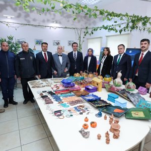 Valimiz Sayın Ahmet Karakaya ve eşi Özlem Karakaya Hanımefendi, 3 Aralık Dünya Engelliler Günü dolayısıyla İl Müdürlüğümüze bağlı Ahlat Engelsiz Yaşam Bakım Rehabilitasyon ve Aile Danışma Merkezi Müdürlüğümüzde düzenlenen programa katıldılar - fotoğraf 3