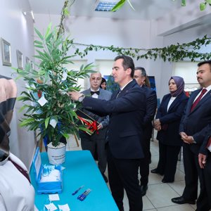 Valimiz Sayın Ahmet Karakaya ve eşi Özlem Karakaya Hanımefendi, 3 Aralık Dünya Engelliler Günü dolayısıyla İl Müdürlüğümüze bağlı Ahlat Engelsiz Yaşam Bakım Rehabilitasyon ve Aile Danışma Merkezi Müdürlüğümüzde düzenlenen programa katıldılar - fotoğraf 2