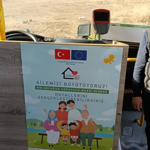 Koruyucu Aile Farkındalığı İçin Şehir Genelindeki Araçlara Tanıtım Afişleri Asıldı - fotoğraf 3