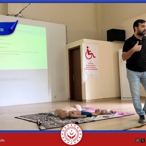 Hacı Salih ve Mine Kara Engelsiz Yaşam Bakım, Rehabilitasyon ve Aile Danışma Merkezi’nde görev yapan personele, İl Sağlık Müdürlüğü eğitmenleri tarafından uygulamalı ilk yardım eğitimi verildi. - fotoğraf 4