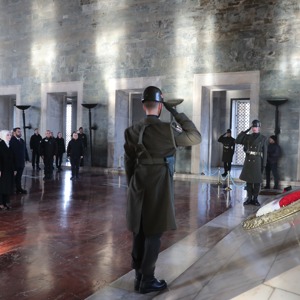 Bakanımız Göktaş, Türk kadınına seçme ve seçilme hakkı verilmesinin 91. yıl dönümünde Anıtkabir'i ziyaret etti - fotoğraf 4