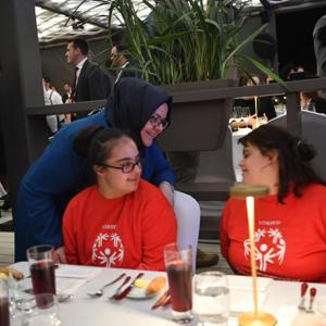 Emine Erdoğan Hanımefendi ve Bakan Selçuk, "Let's Talk" (Hadi konuşalım) etkinliğinin ödül törenine katıldı - fotoğraf 2