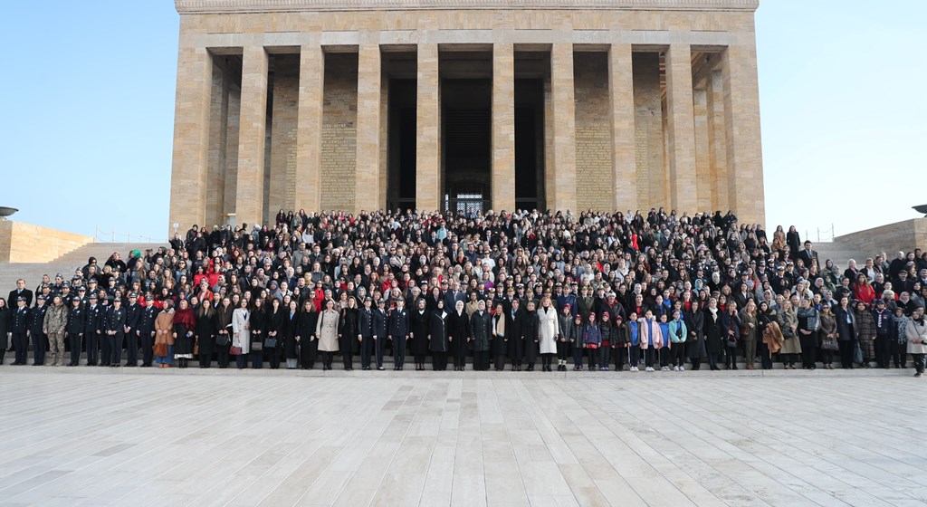Bakanımız Göktaş, Türk kadınına seçme ve seçilme hakkı verilmesinin 91. yıl dönümünde Anıtkabir'i ziyaret etti