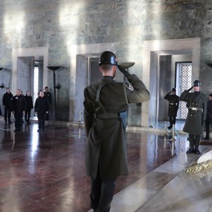 Bakanımız Göktaş, Türk kadınına seçme ve seçilme hakkı verilmesinin 91. yıl dönümünde Anıtkabir'i ziyaret etti - fotoğraf 4