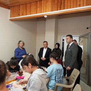 Gaziantep Valimiz Sayın Kemal Çeber, kıymetli eşi Sayın Neslihan Çeber Hanımefendi ile birlikte, İl Müdürümüz Sayın Umut Zeybek eşliğinde Şahinbey Çocuk Evleri Sitesi’ni ziyaret etti. - fotoğraf 2