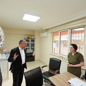 Gaziantep Valimiz Sayın Kemal Çeber, kıymetli eşi Sayın Neslihan Çeber Hanımefendi ile birlikte, İl Müdürümüz Sayın Umut Zeybek eşliğinde Şahinbey Çocuk Evleri Sitesi’ni ziyaret etti. - fotoğraf 3