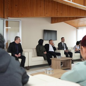 Gaziantep Valimiz Sayın Kemal Çeber, kıymetli eşi Sayın Neslihan Çeber Hanımefendi ile birlikte, İl Müdürümüz Sayın Umut Zeybek eşliğinde Şahinbey Çocuk Evleri Sitesi’ni ziyaret etti. - fotoğraf 4