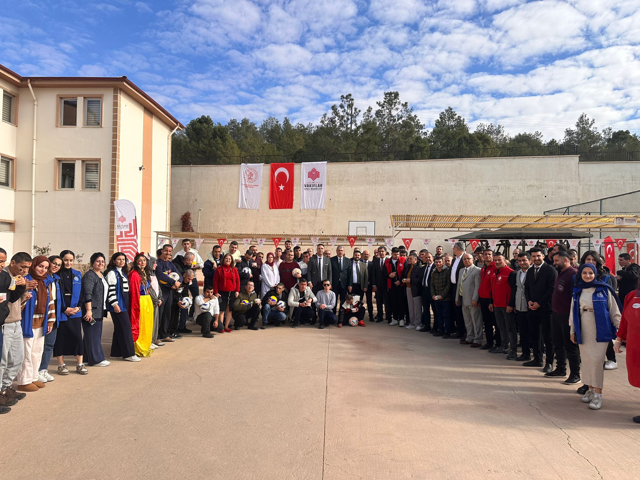 3 Aralık Dünya Engelliler Günü kapsamında; Gaziantep Vakıflar Bölge Müdürlüğü ve Gaziantep Gençlik ve Spor İl Müdürlüğü iş birliğiyle, İl Müdürlüğümüze bağlı Oğuzeli Engelsiz Yaşam Merkezimizde özel bireylerimiz için anlamlı bir etkinlik gerçekleştirildi.