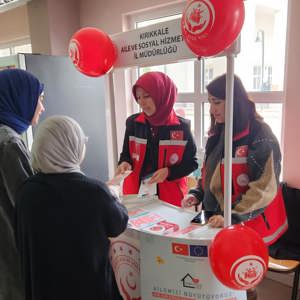 “Dijital Bağımlılık, Kültürel Miras ve Değerler Eğitimi ile Güçlenen Aile” konulu konferans kapsamında Aile Yılı tanıtım standı açıldı. - fotoğraf 2