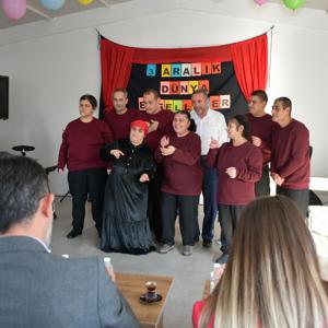 İl Müdürümüz Sayın Çiğdem AÇIKYILDIZ KAZEL, 3 Aralık Dünya Engelliler Günü dolayısıyla Özel Bozdemir Bakım Merkezinde düzenlenen programa katılım sağladı. - fotoğraf 1