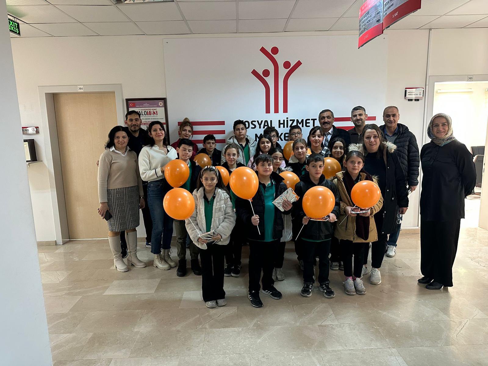 Milli Eğitim Bakanlığına bağlı Resmi Eğitim Kurumları tarafından Sosyal Hizmet Merkezlerinin ziyaret edilmesi projesi kapsamında, Lütfi Abay Ortaokulu öğrencileri sınıf öğretmenleri ve okul müdürü refakatinde Müdürlüğümüzü ziyaret etti