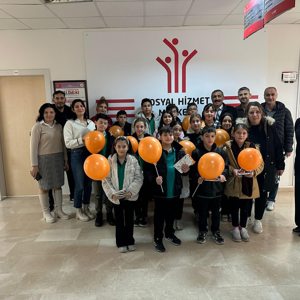 Milli Eğitim Bakanlığına bağlı Resmi Eğitim Kurumları tarafından Sosyal Hizmet Merkezlerinin ziyaret edilmesi projesi kapsamında, Lütfi Abay Ortaokulu öğrencileri sınıf öğretmenleri ve okul müdürü refakatinde Müdürlüğümüzü ziyaret etti - fotoğraf 2