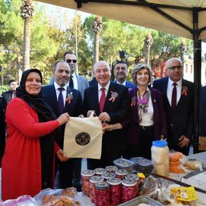 25 Kasım Kadına Yönelik Şiddete Karşı Uluslararası Mücadele Günü Etkinlikleri Kapsamında Kadın Ürünleri Sergisi Düzenlendi - fotoğraf 4