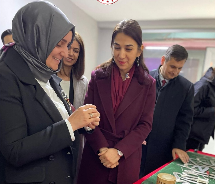 Trabzon Valisi Sayın Aziz Yıldırım’ın kıymetli eşi Güllühan Yıldırım, Akçaabat ilçesinde faaliyet gösteren Aile Destek Merkezini (ADEM) ziyaret etti.