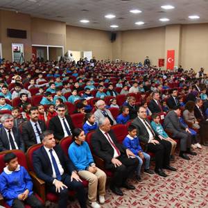 İl Müdürümüz Fatih YILMAZ ve Daire Başkanımız Ayşe TÜRKAY AYDEMİR, Tiyatro Şenliği’nde Miniklerle Buluştu. - fotoğraf 3