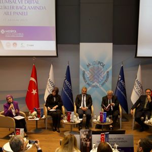 Toplumsal ve Dijital Gerçeklikler Bağlamında Aile Paneli Medipol Üniversitesi Ev Sahipliğinde Gerçekleştirildi - fotoğraf 3