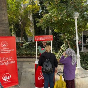 Sosyal Uyum Süreci Danışmanlığı Kapsamında Merkezefendi SHM Tarafından Farkındalık Standı Çalışması Gerçekleştirildi - fotoğraf 3