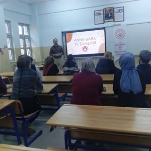 2025 Aile Yılı Kapsamında Karahasanlı Ortaokulunda Aile Eğitim Programı Düzenlendi - fotoğraf 3