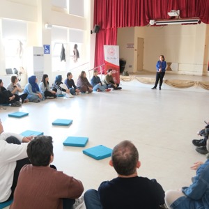 Aile Yılı Etkinlikleri Kapsamında ‘Yaratıcı Dramaya Yolculuk’ Atölyelerinin İlk Oturumu Engelsiz Yaşam Merkezinde Gerçekleştirildi - fotoğraf 3