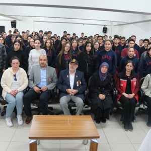 2025 Aile Yılı Kapsamında ‘Vatan ve Kahramanlık Buluşmaları’ Programı Şehit Yakınları, Gaziler ve Ahmet Nazif Zorlu Fen Lisesi Öğrencilerinin Katılımıyla Gerçekleştirildi - fotoğraf 2